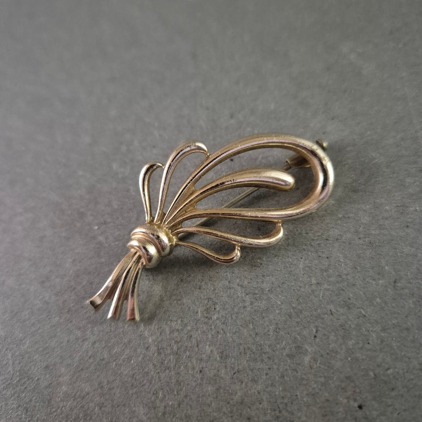 Vintage Schleifen-Brosche in Goldoptik – Filigraner Klassiker