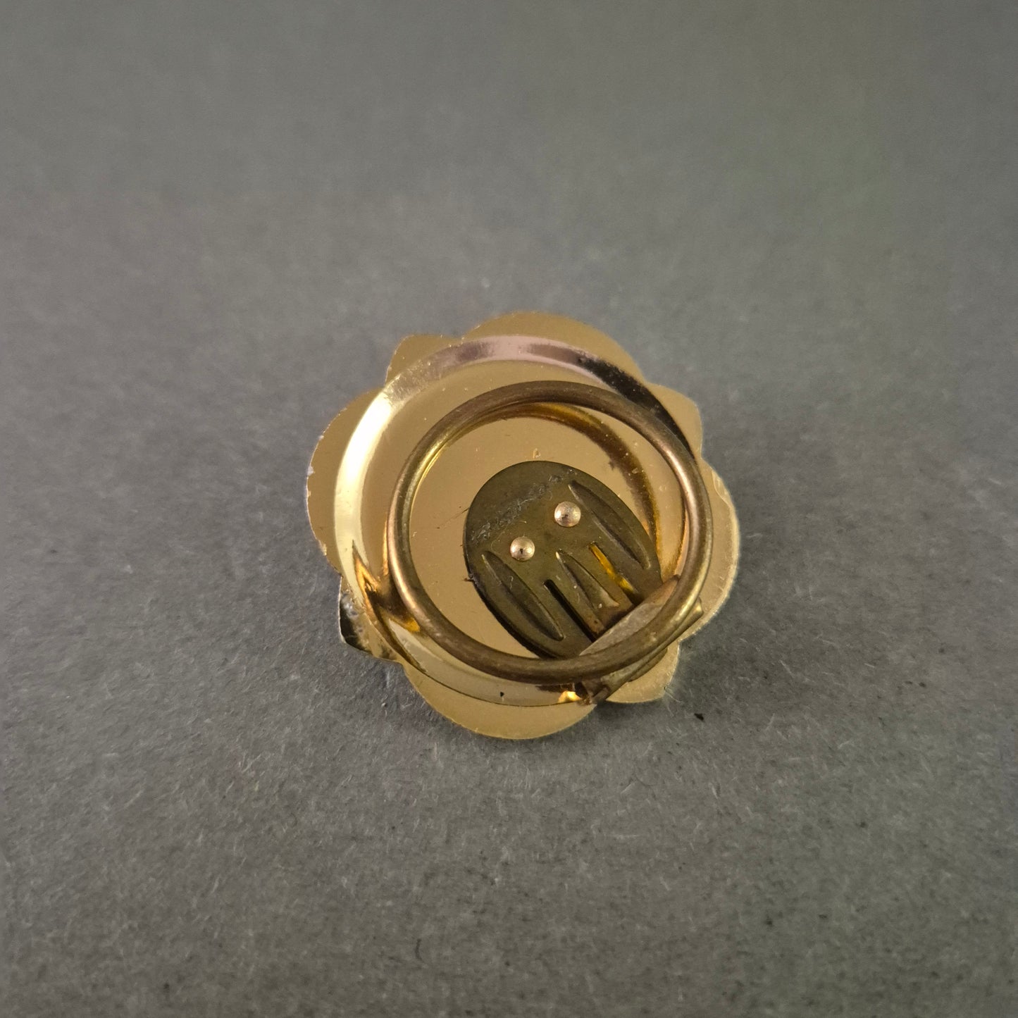 Dekorative Anstecknadel im floralen Design – Vintage-Optik mit Glanzeffekt