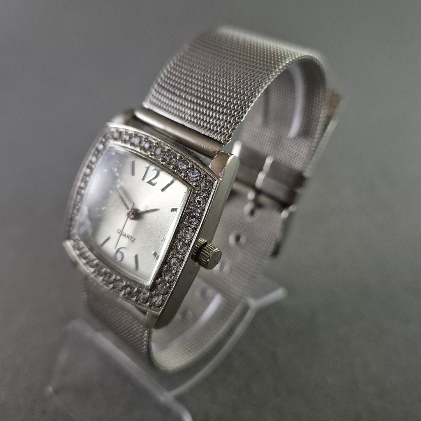 JG Damenarmbanduhr – Silbernes Meshband mit Strassrahmen