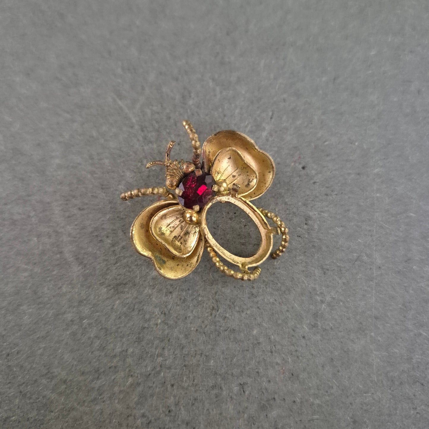 Vergoldete Vintage-Brosche „Schmetterling“ mit rotem Strassstein