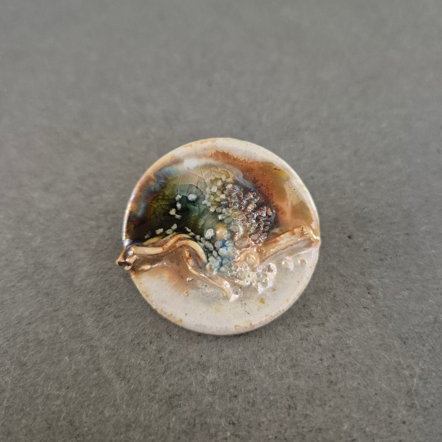 Handgefertigte Keramik-Brosche mit abstrakter Glasur