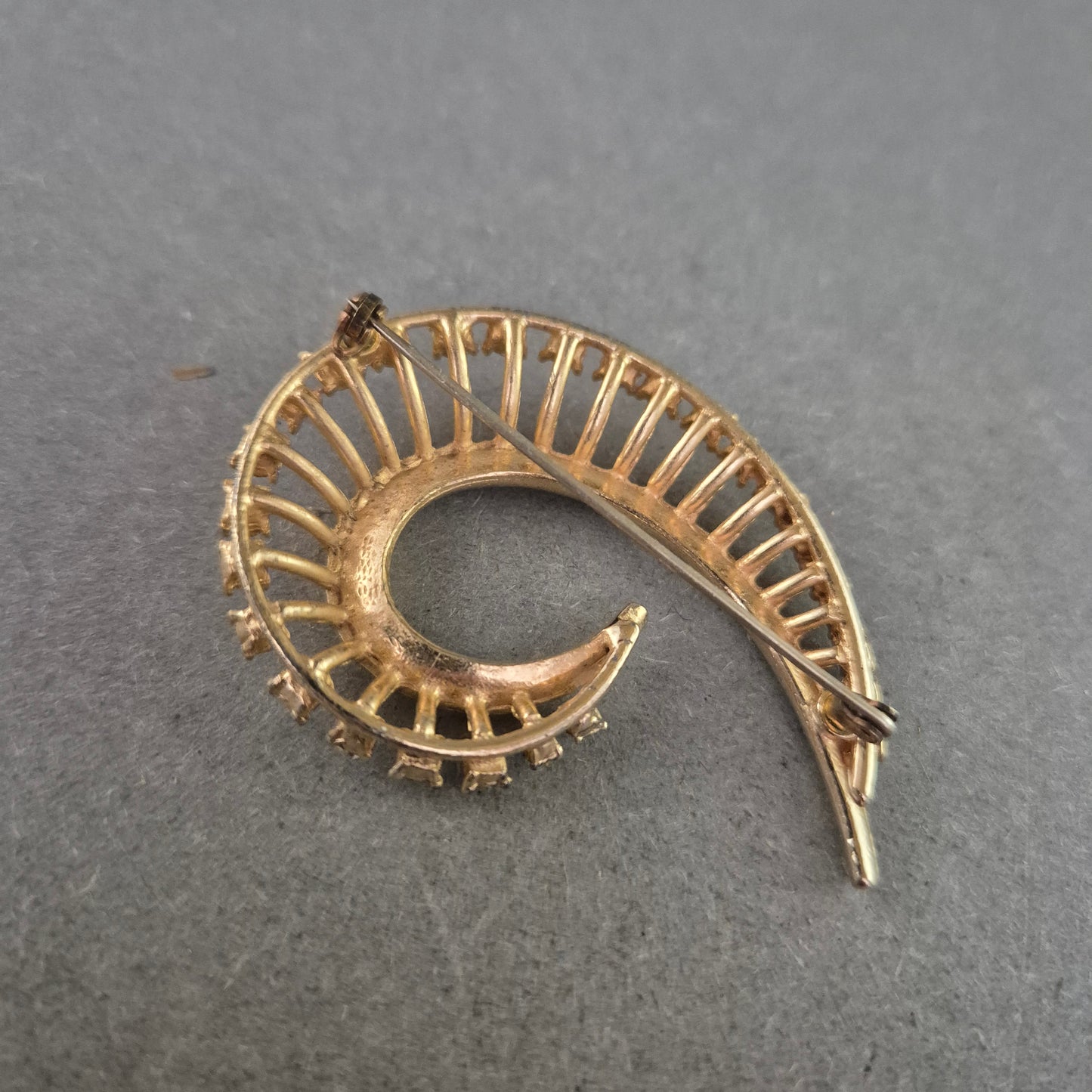 Elegante Vintage-Brosche in Tropfenform mit Strassbesatz