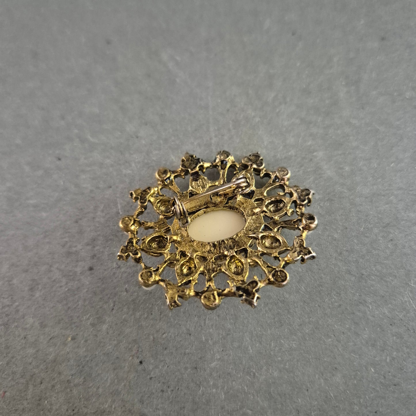 Antike Brosche mit Perlenimitat – Florales Ornament im Barockstil