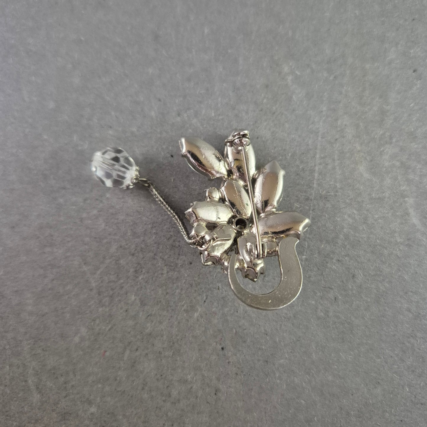 Elegante Brosche mit Strassblüten und Anhänger – Vintage-Chic in Silberoptik
