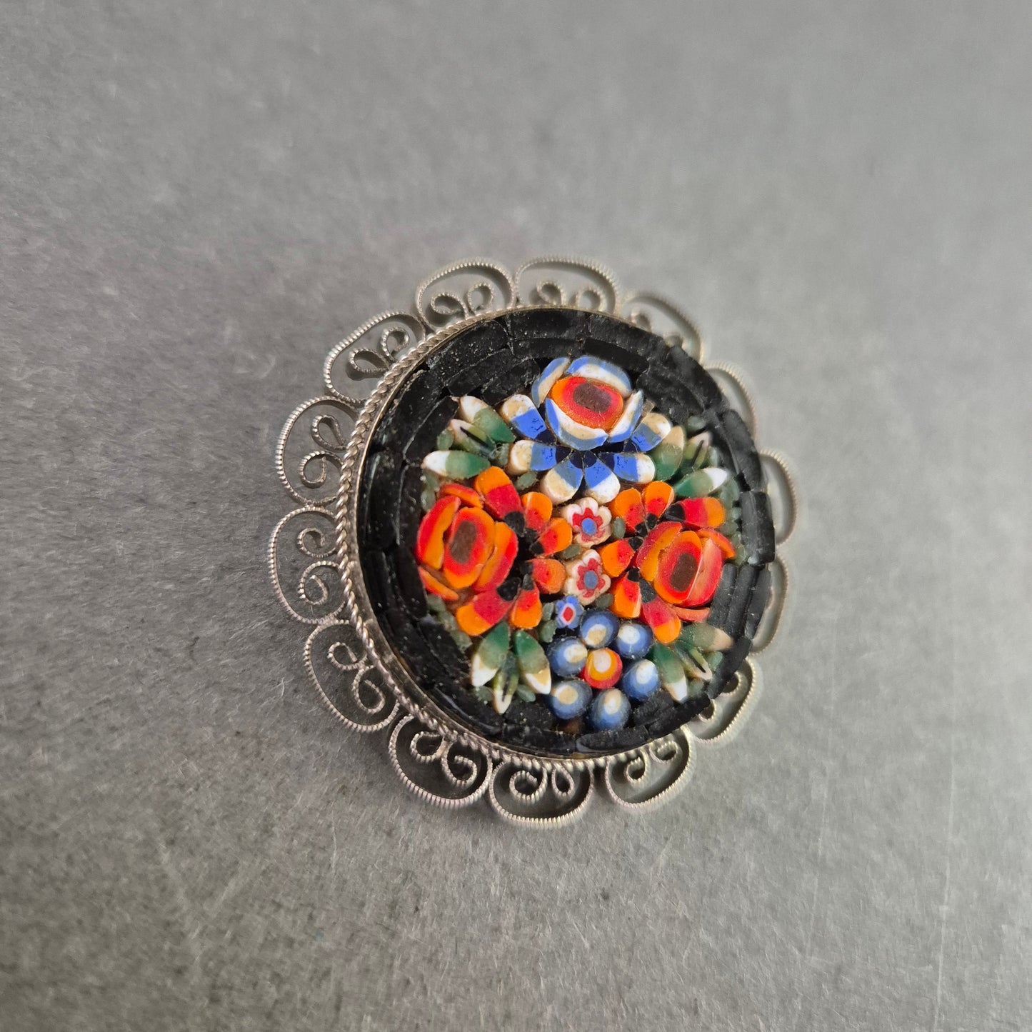 Florale Vintage-Brosche mit Mosaik – Italienisches Kunsthandwerk