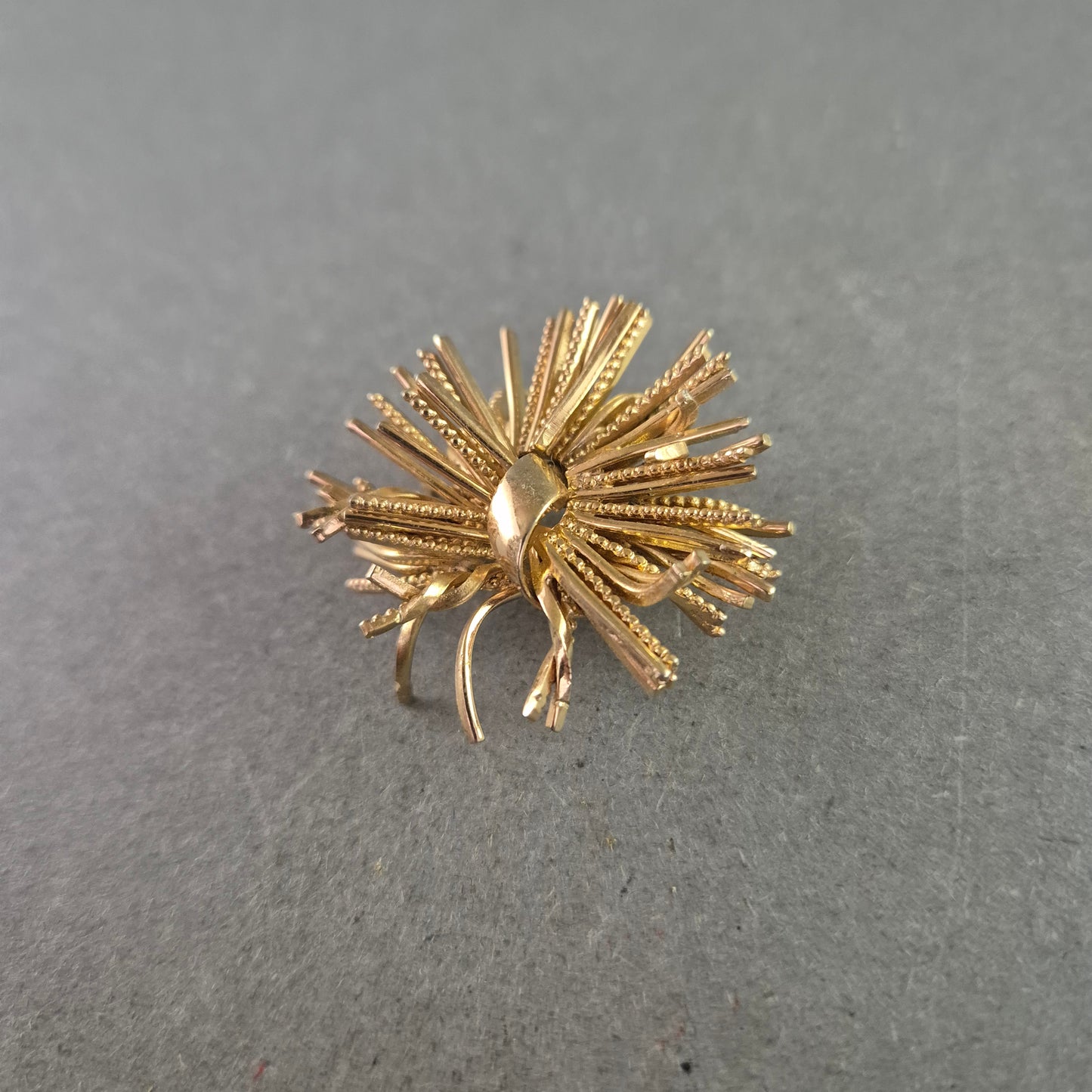 Auffällige Vintage Brosche in Sternblumen-Optik – Goldfarbenes Statement