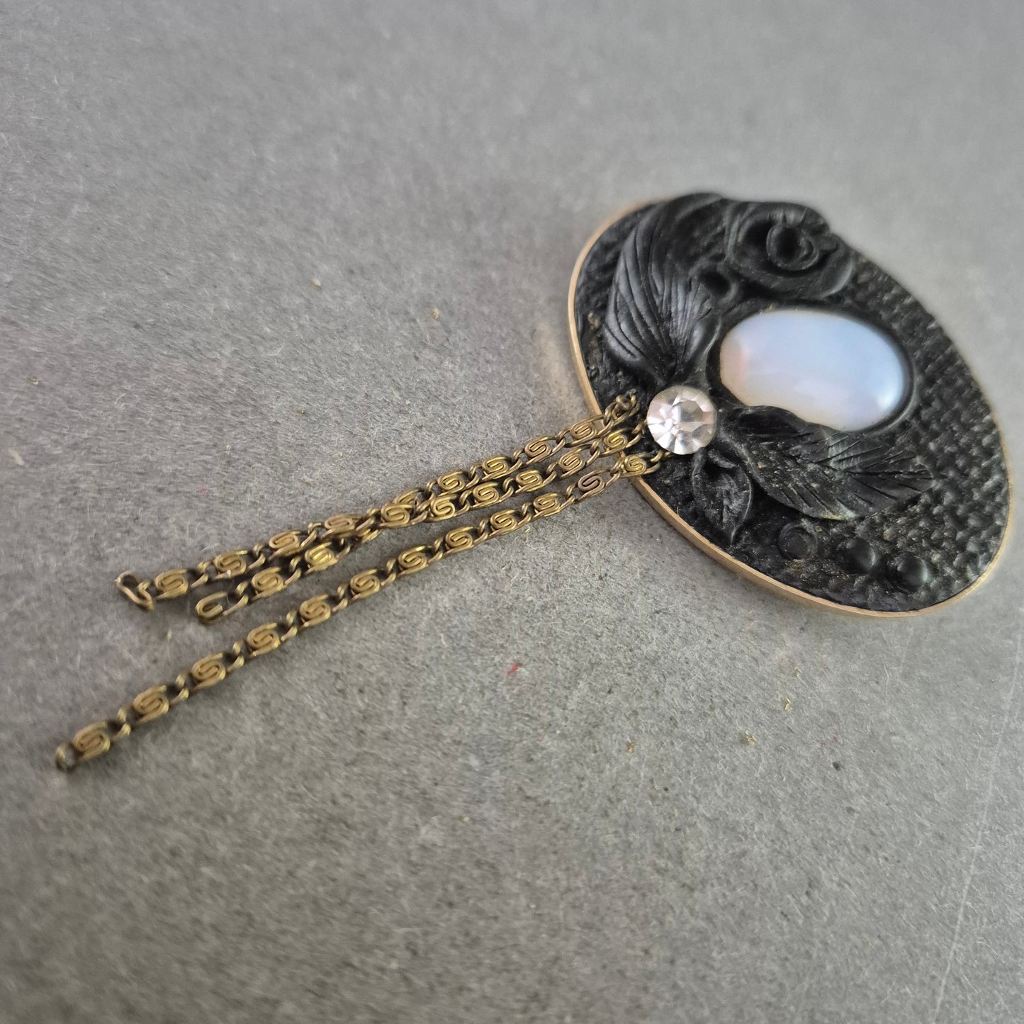 Vintage Brosche mit weißem Cabochon – Verspieltes florales Design