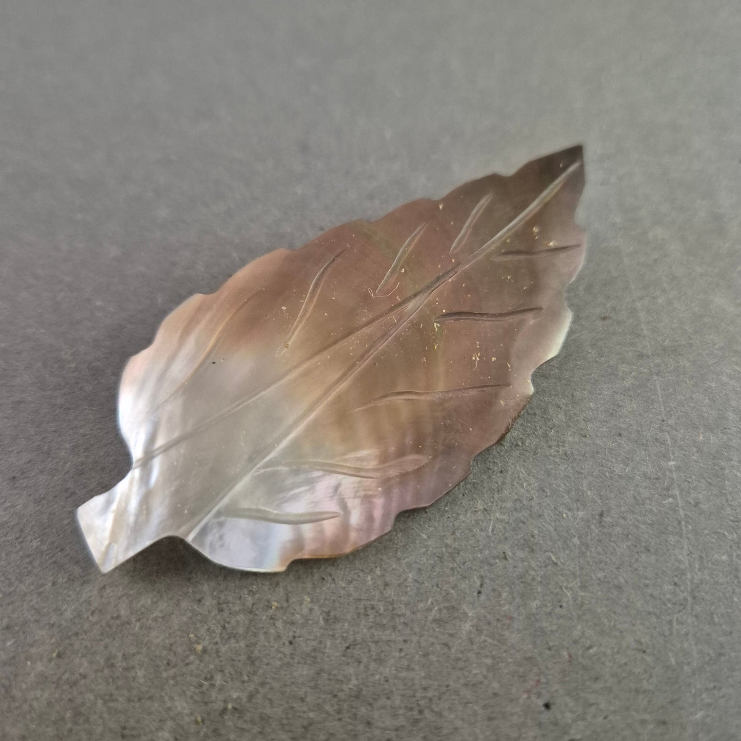 Vintage Blatt-Brosche aus Perlmutt – Elegante Handwerkskunst