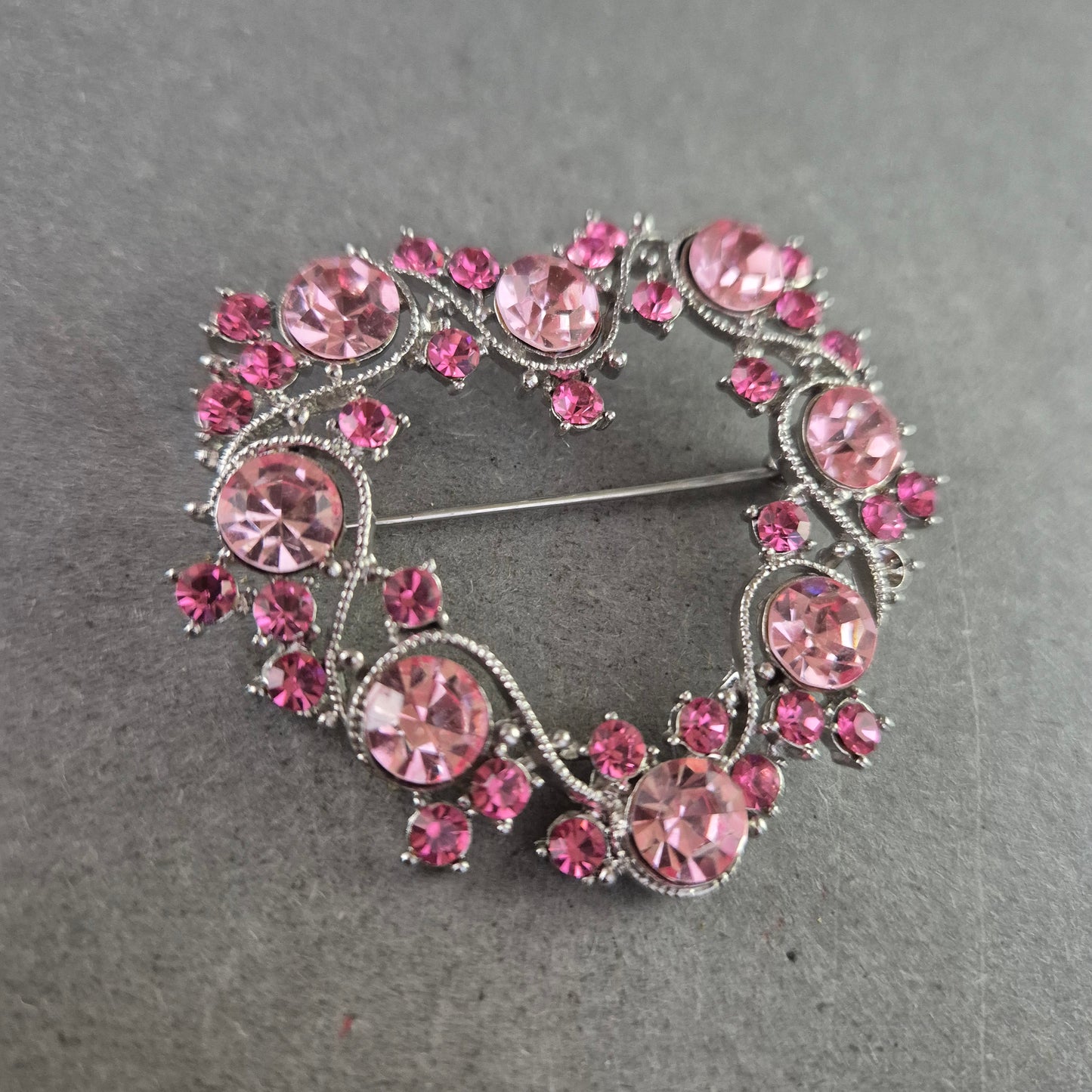 Herzförmige Vintage-Brosche mit rosa Strasssteinen – Glänzendes Highlight