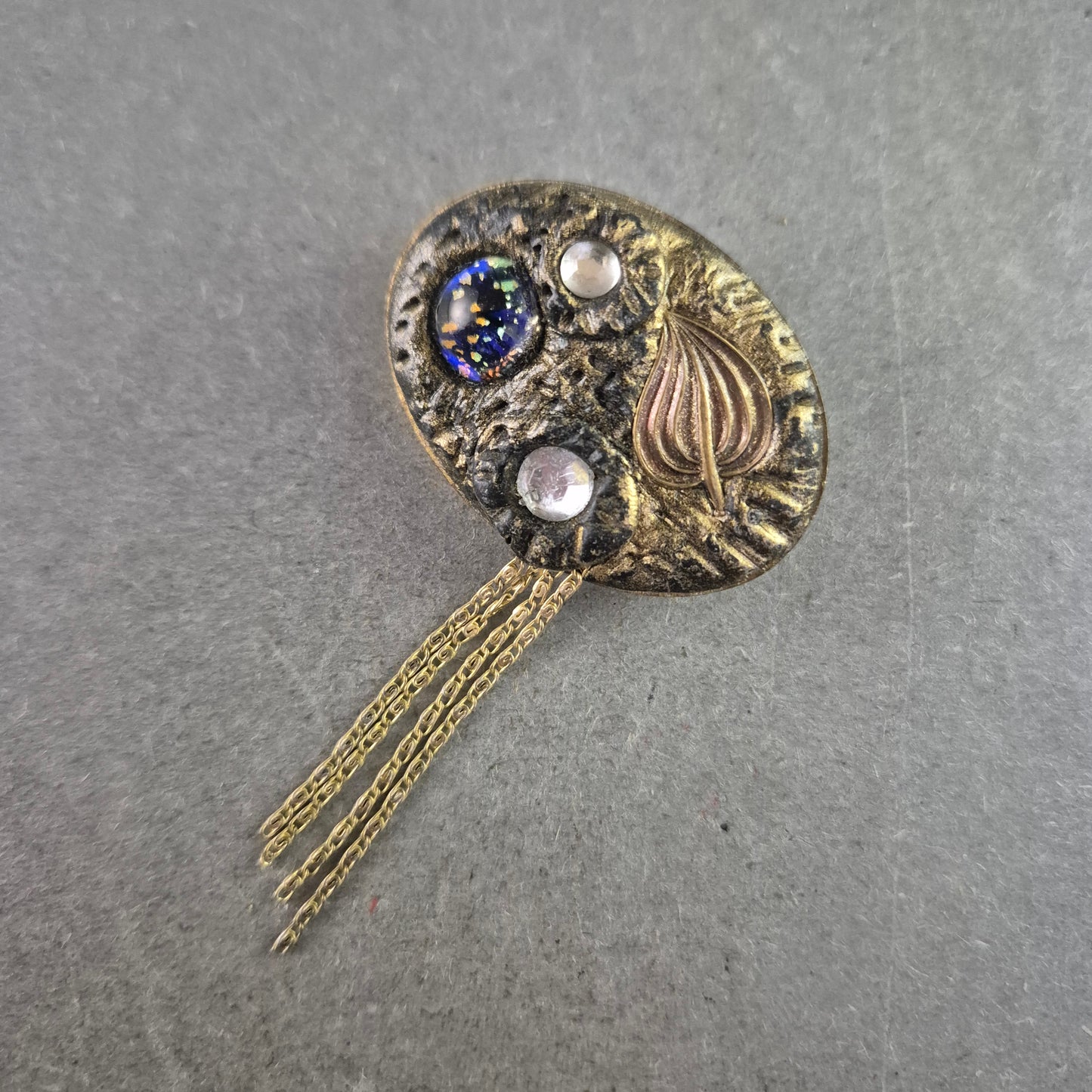 Künstlerische Vintage-Brosche mit Kettenelement – Strukturiertes Design