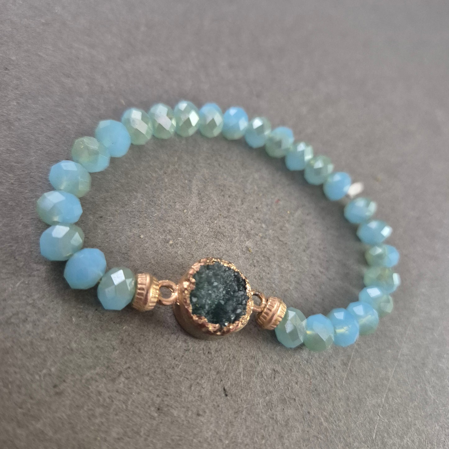 Elastisches Perlenarmband in Türkisblau – Mit rohem Kristallstein