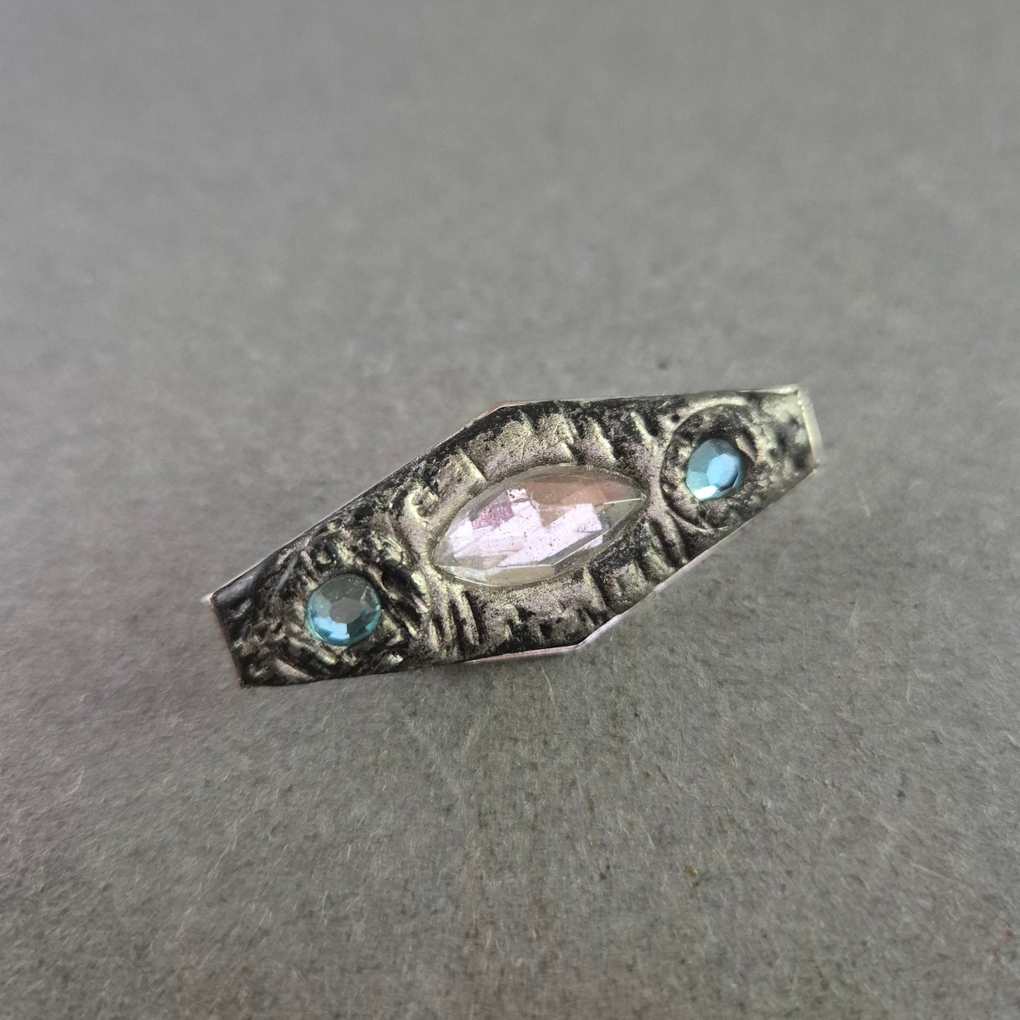 Vintage-Brosche im Art-déco-Stil – Silberfarben mit Glassteinen