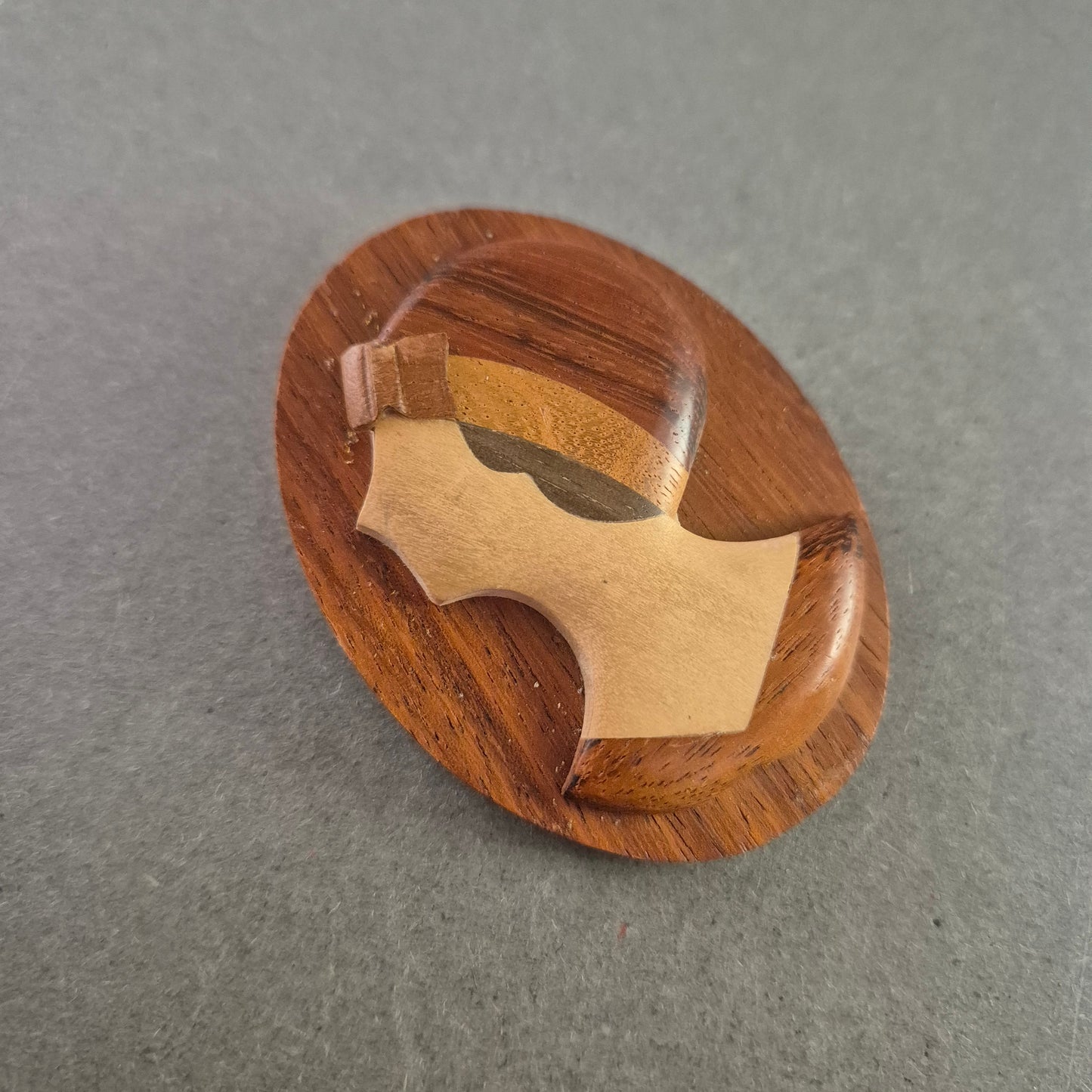 Handgefertigte Holz-Brosche – Silhouette im Retro-Stil