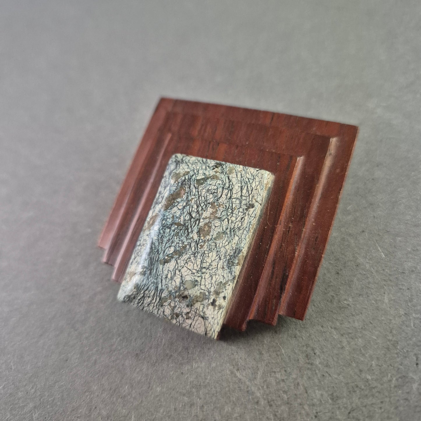 Handgefertigte Holz-Brosche mit Naturstein – Geometrisches Design