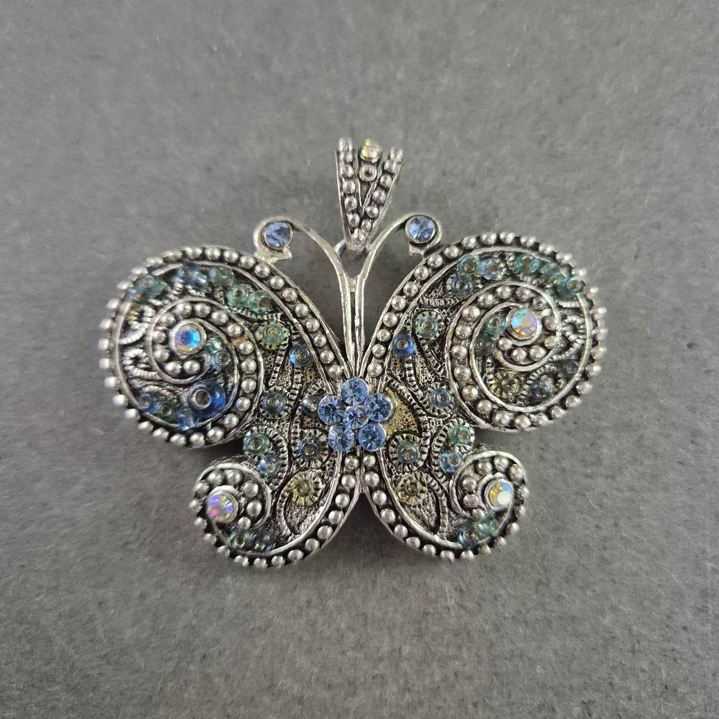 Schmetterlings-Brosche im Vintage-Stil – Silberfarben mit Glitzersteinen
