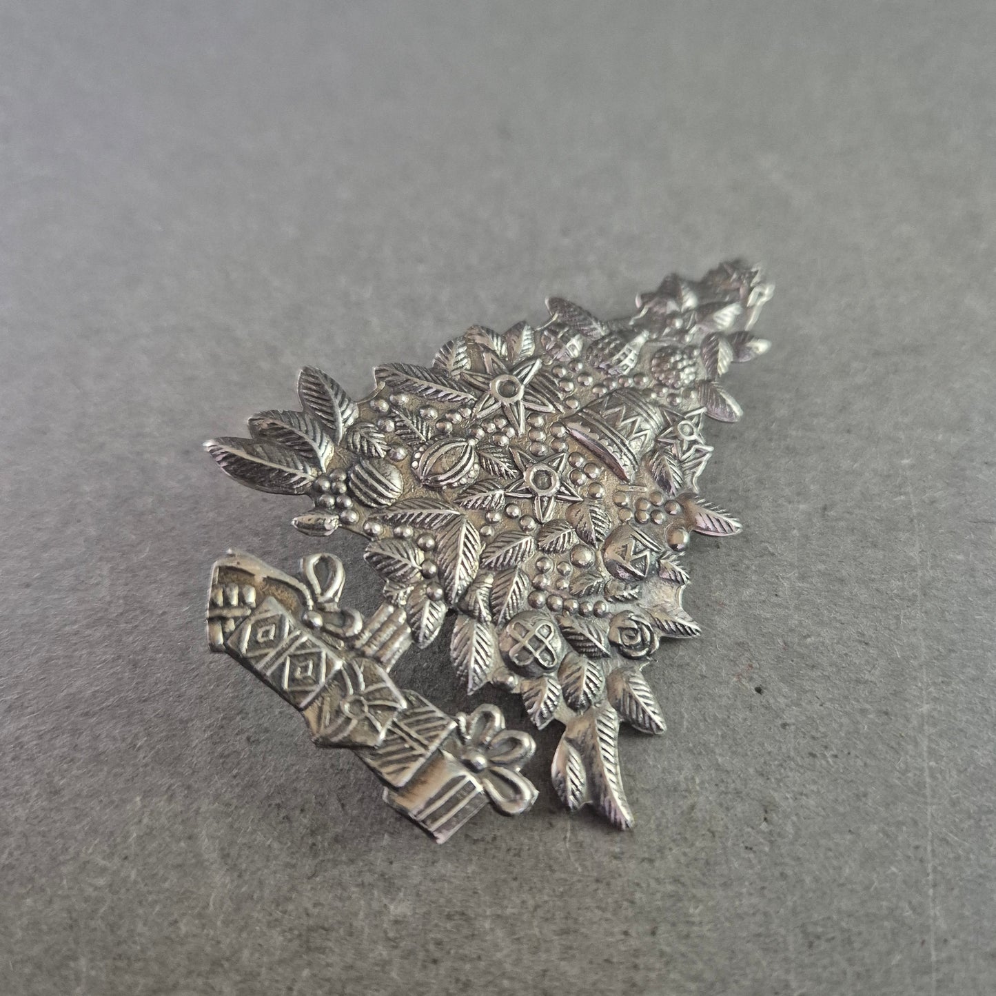 Weihnachtsbrosche in Tannenbaumform – Silberfarben mit Reliefdekor