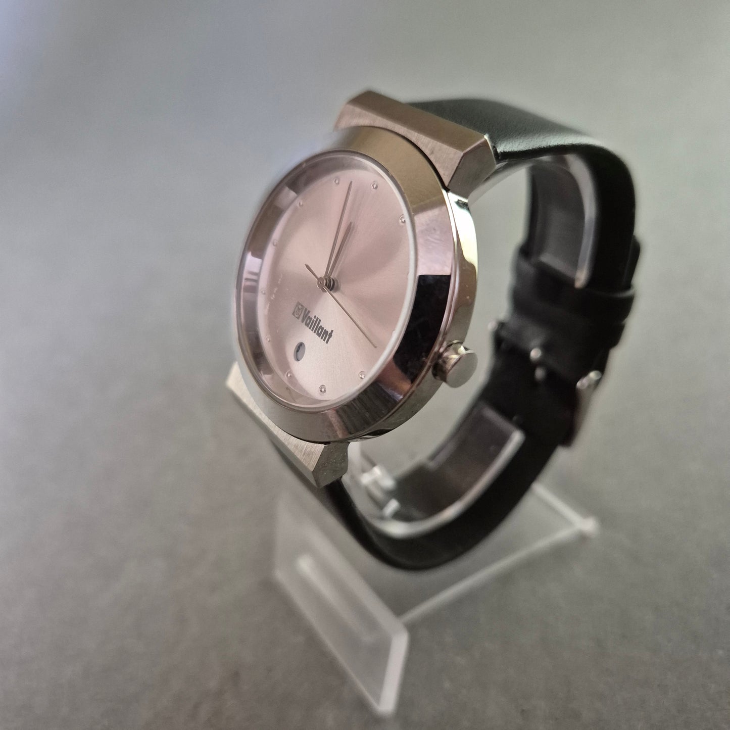 Moderne Vaillant Herrenarmbanduhr – Schlichte Eleganz in Silber