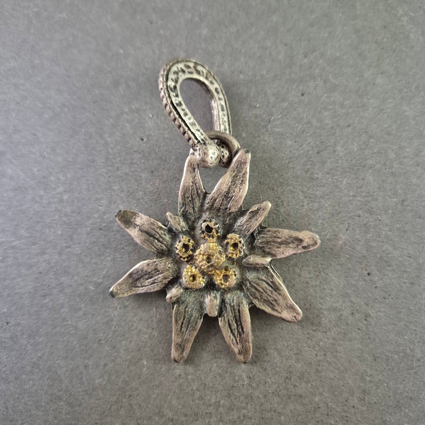 Silberner Edelweiß-Anhänger – Alpenromantik in floraler Form