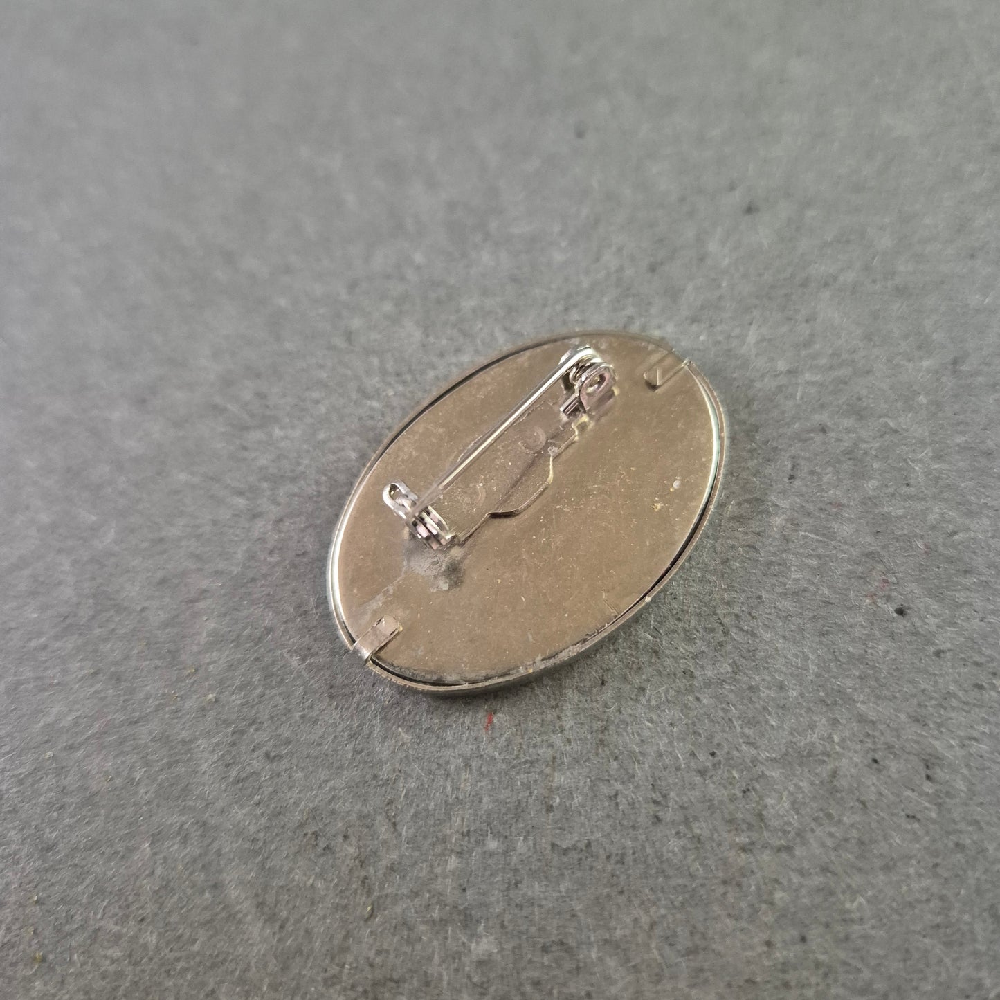Brooch mit Vintage-Motiv in ovaler Form – Nostalgischer Charme in Metallrahmen