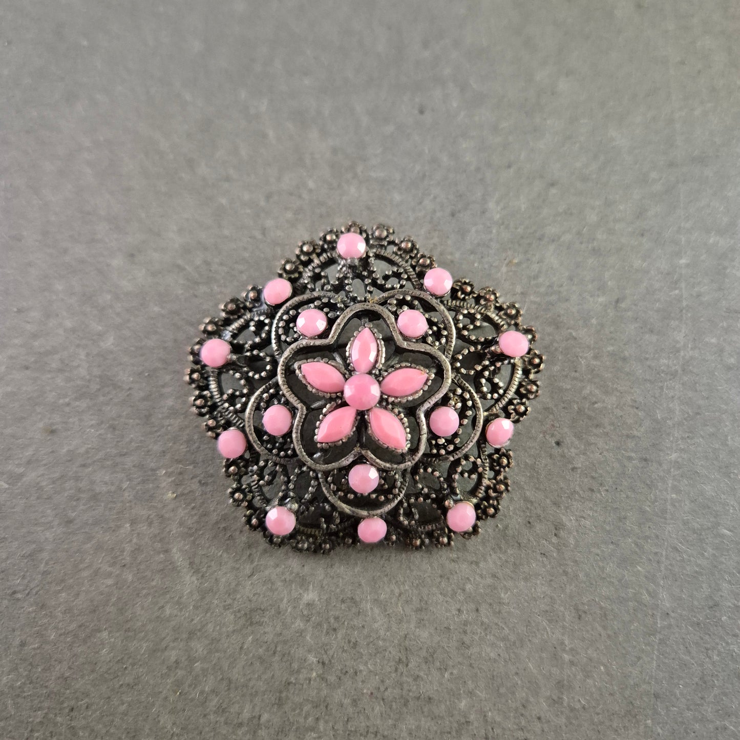 Florale Vintage-Brosche mit rosa Schmucksteinen – Romantischer Akzent