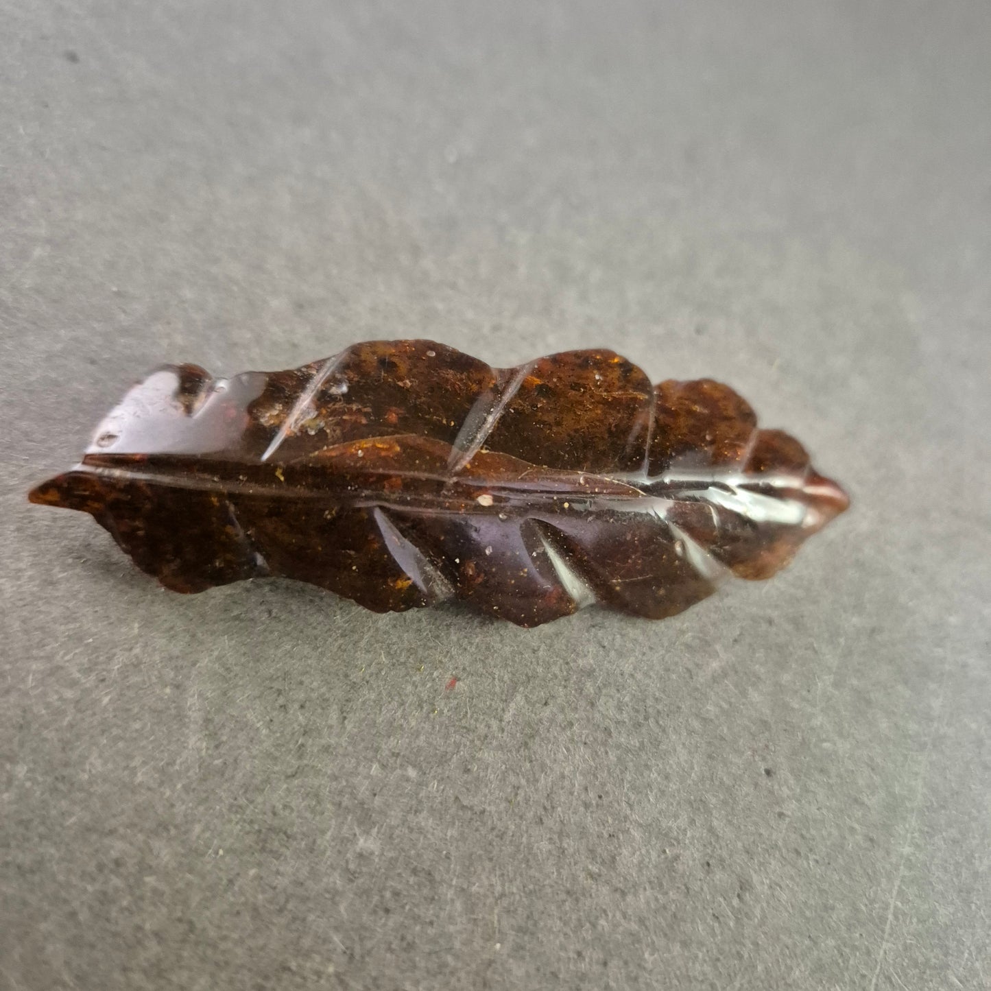 Bernstein Brosche Eichenblatt – Naturdesign Schmuckstück