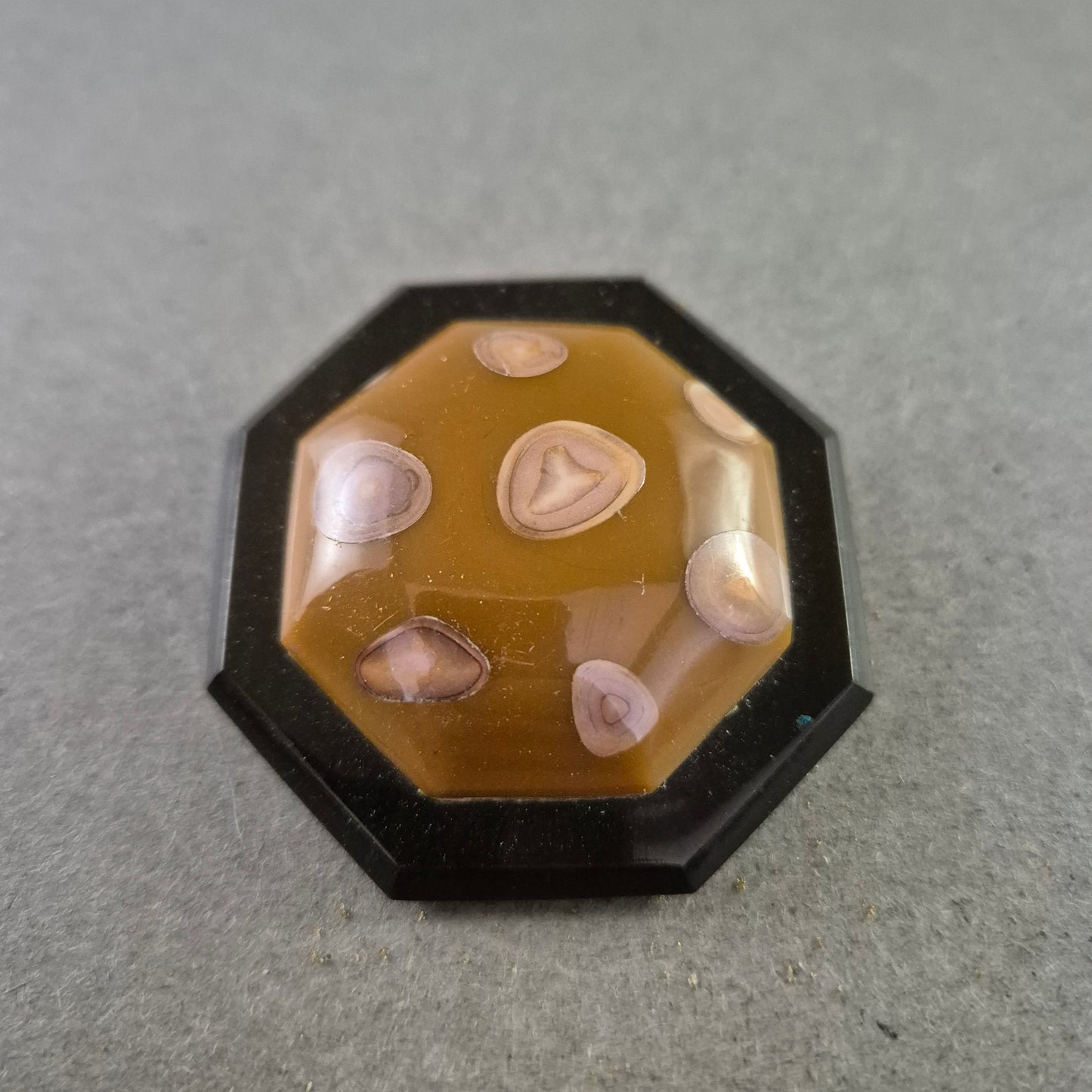 Abstrakte Herz-Brosche – Kunstharz & Goldeinschlüsse für einzigartigen Stil