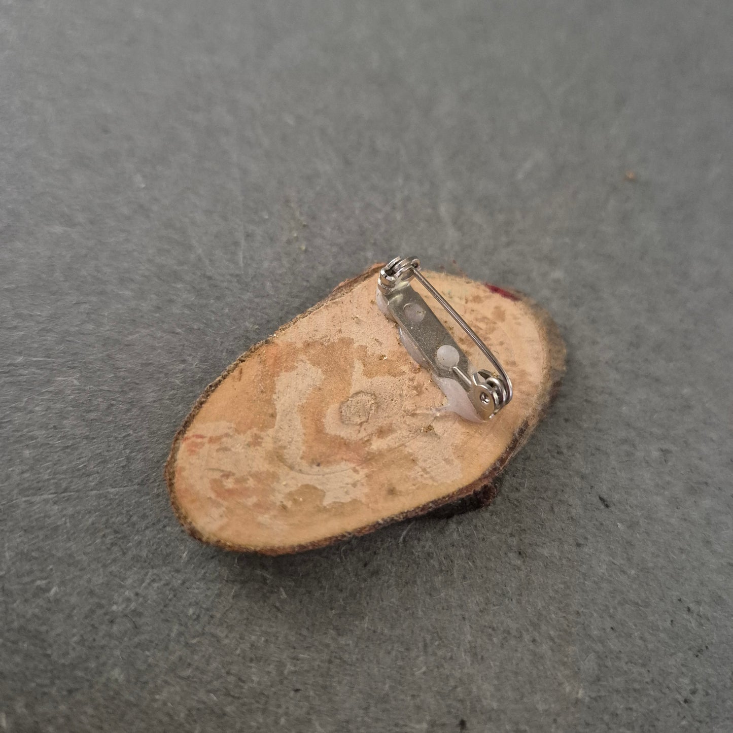 Natur Brosche – Echtholz mit Getrockneten Blüten im Kunstharz