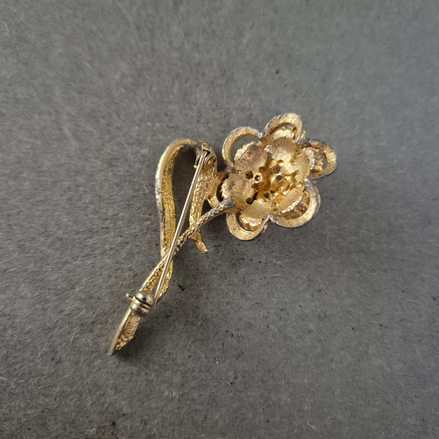 Elegante Vintage-Blumenbrosche – Vergoldet mit feinen Kunstperlen