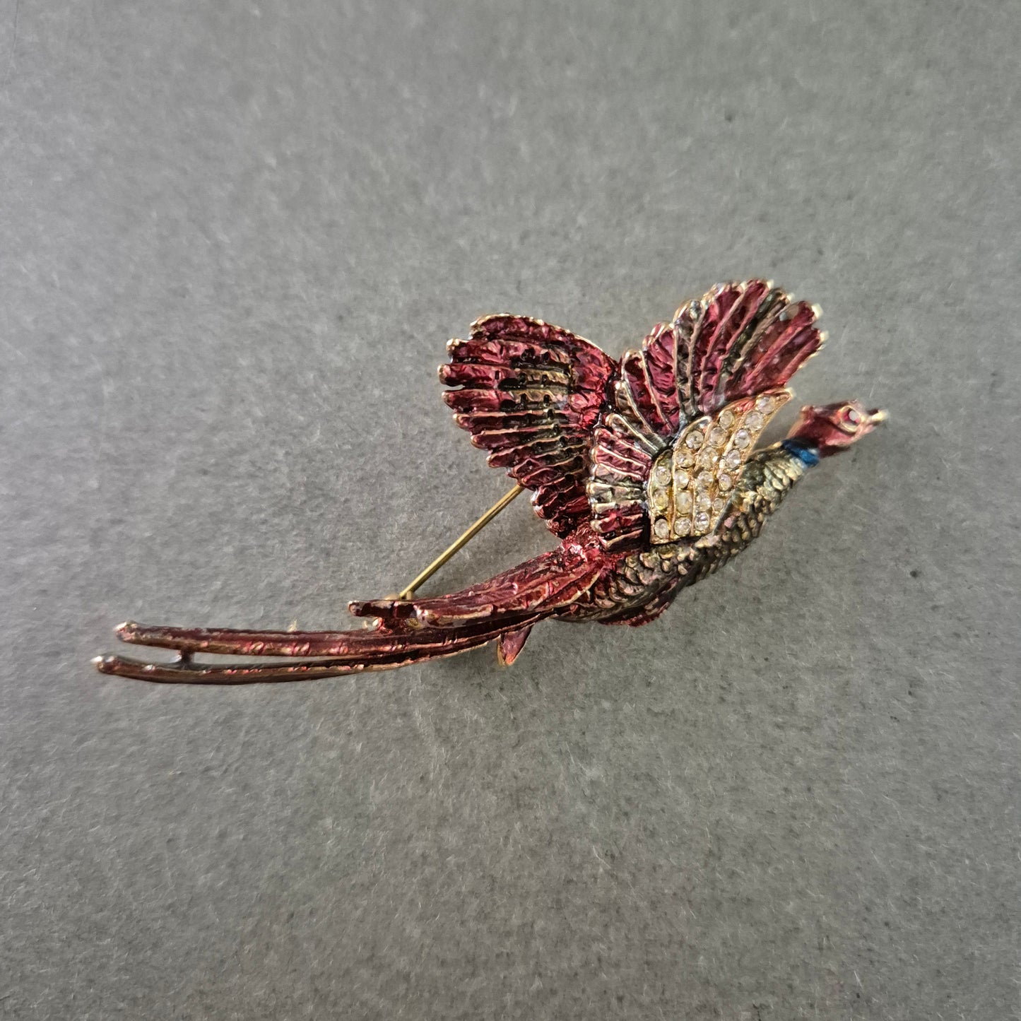 Fliegender Fasan als Brosche – Detailliertes Design mit Strassakzenten