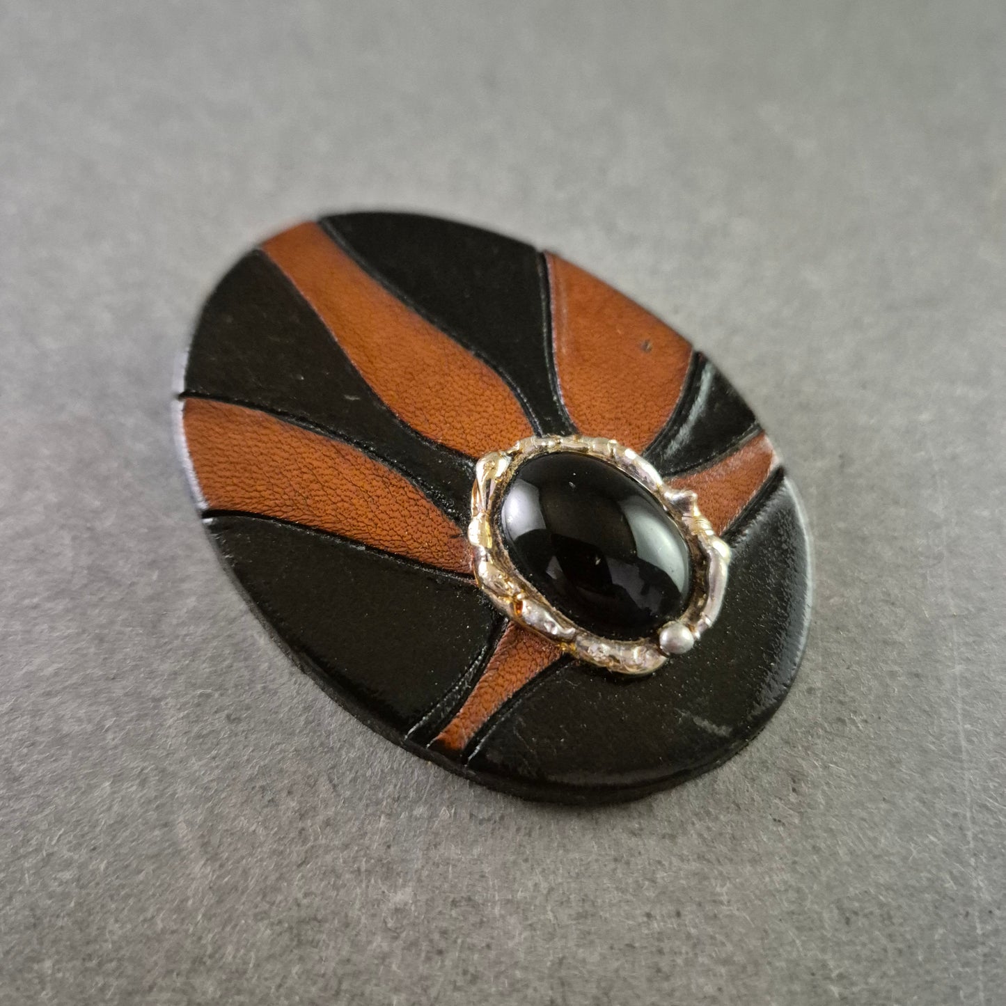 Ovalbrosche mit schwarzem Stein – Lederoptik in Braun-Schwarz