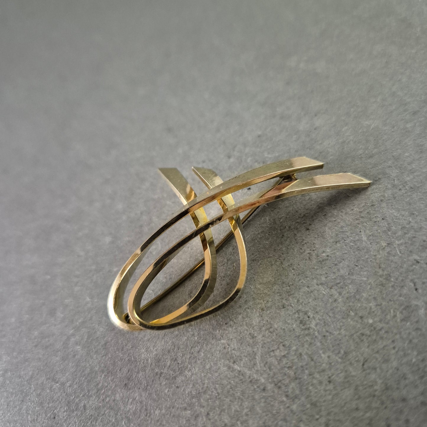 Vintage AMERIK K&L-Brosche – Eleganter Mid-Century Look in Goldoptik