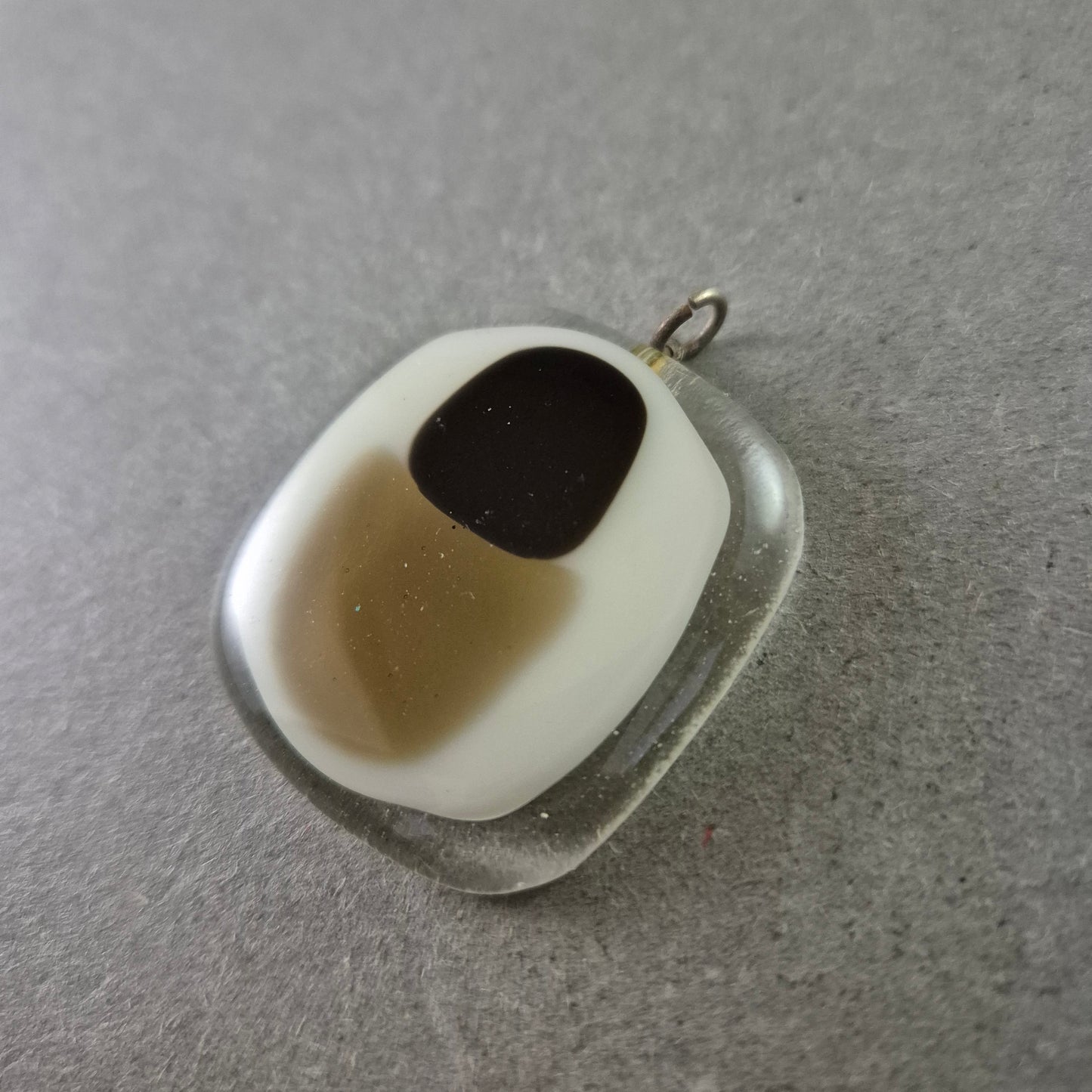 Handgefertigter Glasanhänger im Retro-Look – Geometrisches Design