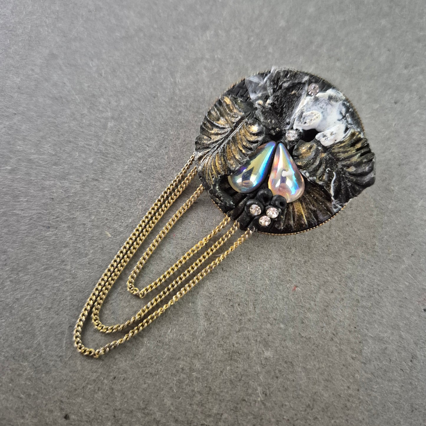 Runde Vintage-Brosche mit Ketten – Dekor mit Perlmutt und Strass