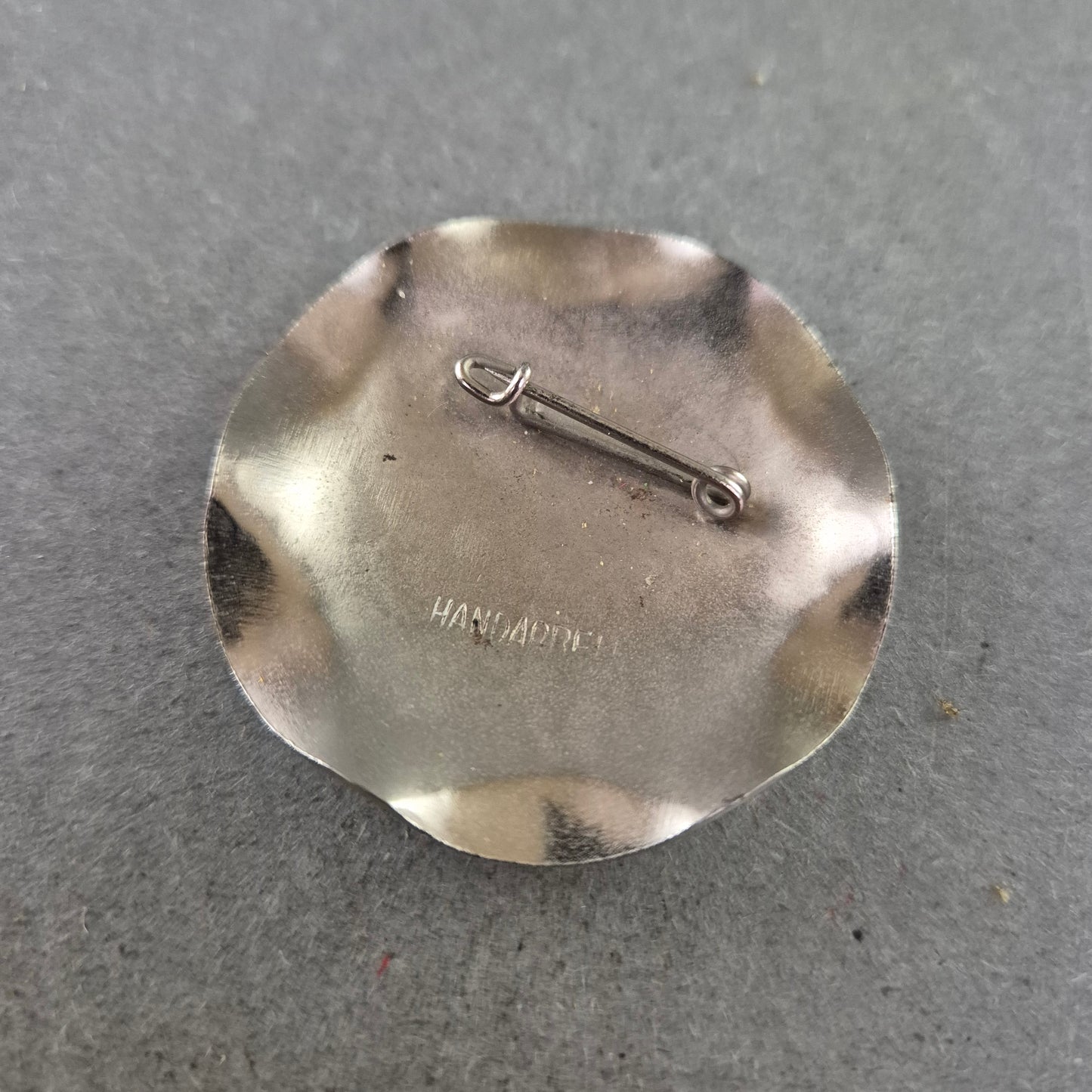 Handgefertigte Metall-Brosche – Gehämmert & organisch geformt