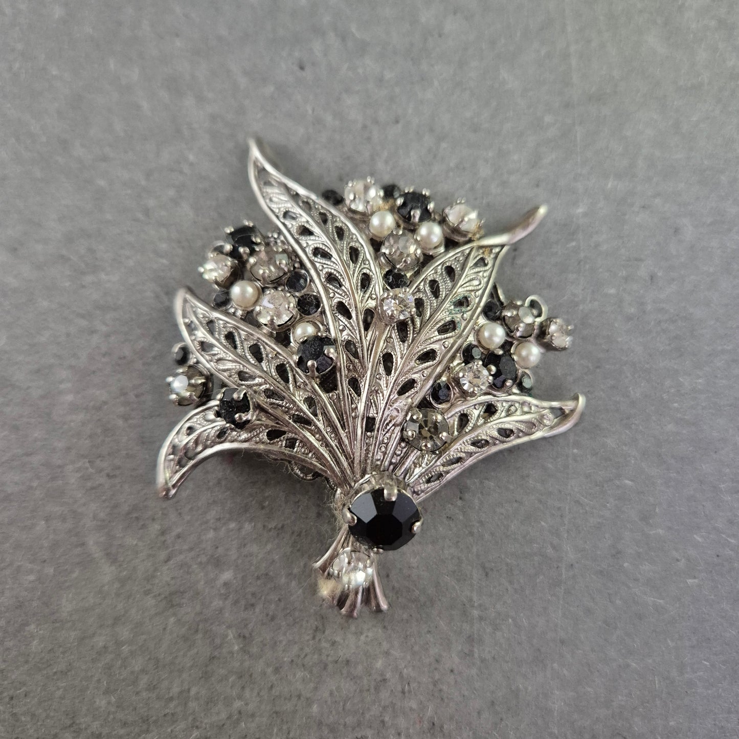 Florale Brosche mit Zierperlen & Strass – Filigranes Ornamentdesign