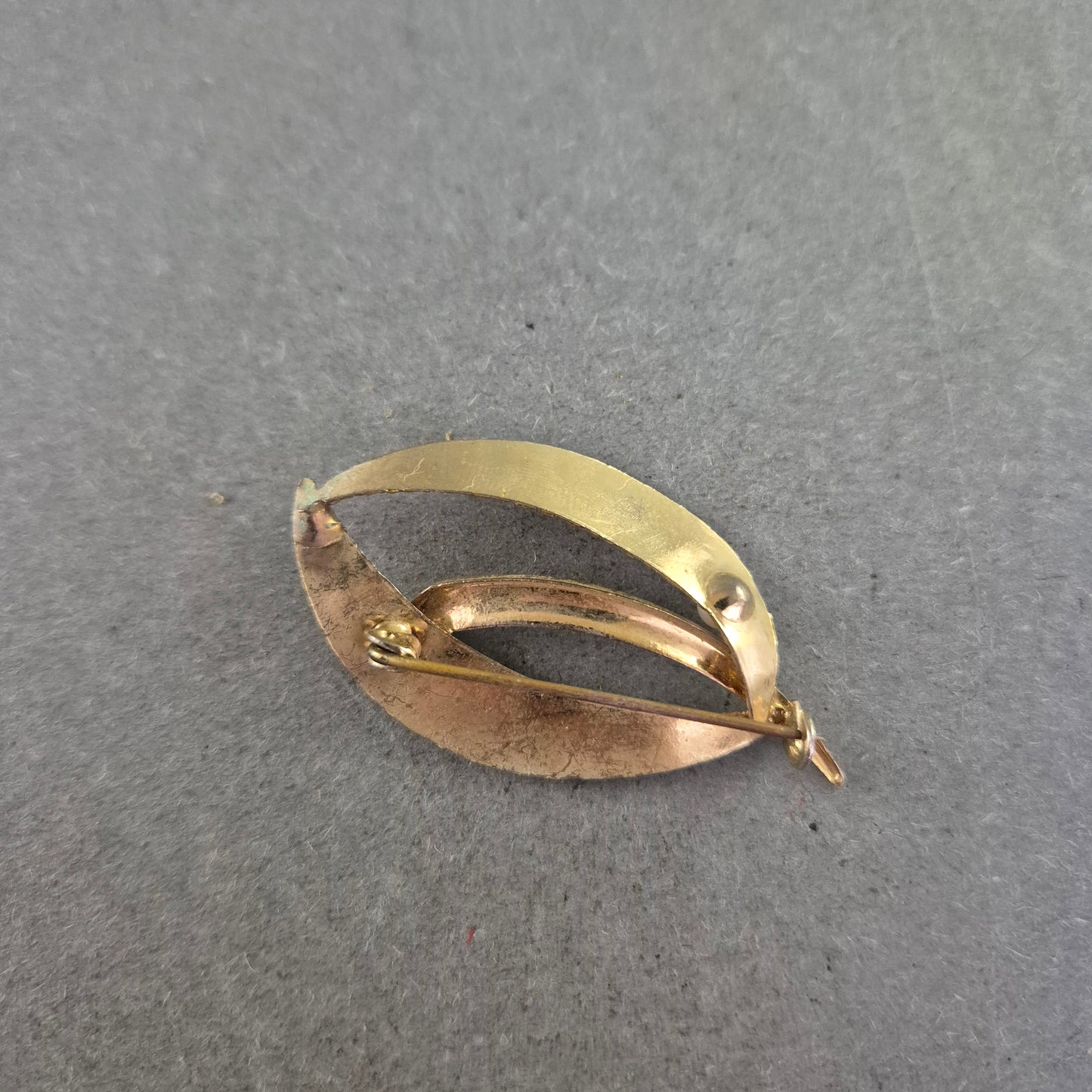 Elegante Brosche mit strukturierter Oberfläche & Zierperle – 60er Jahre Stil