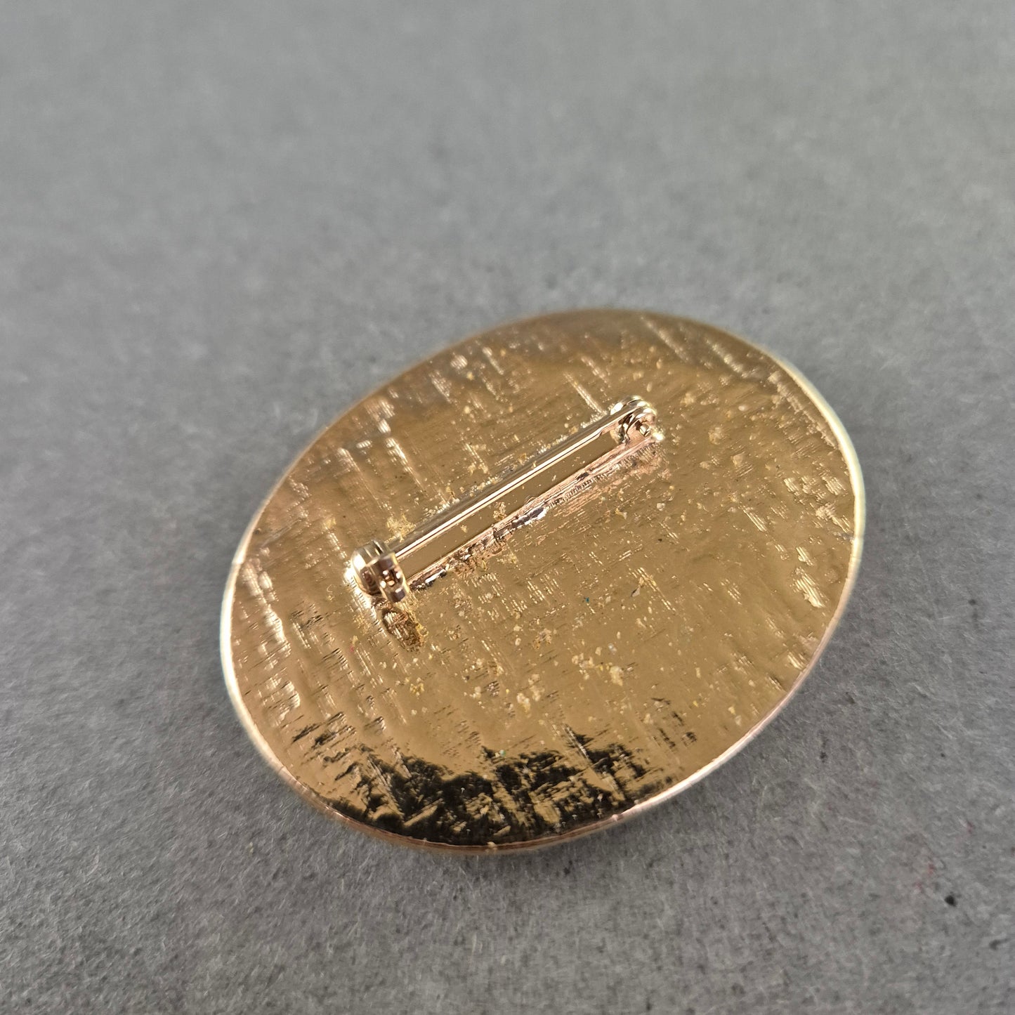 Antike Brosche mit romantischem Gemälde – Ovales Medaillon im Vintage-Stil