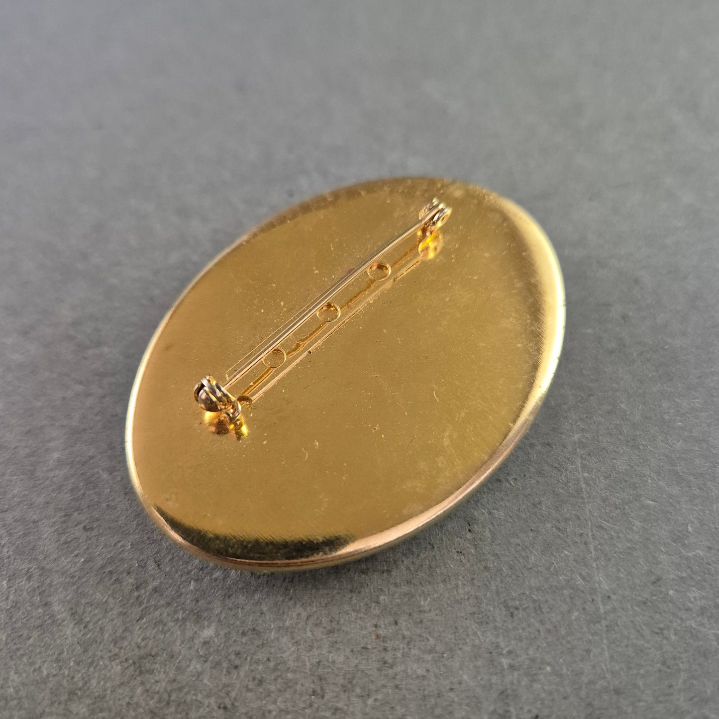 Ovale Brosche im Barock-Stil – Schwarz mit irisierendem Cabochon