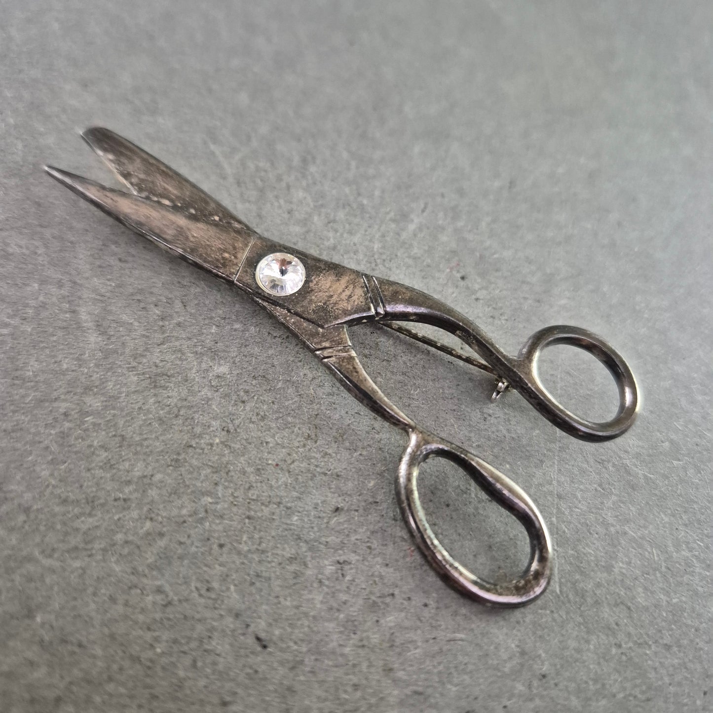 Ausgefallene Brosche in Scherenform – Vintage-Stil mit Strassstein