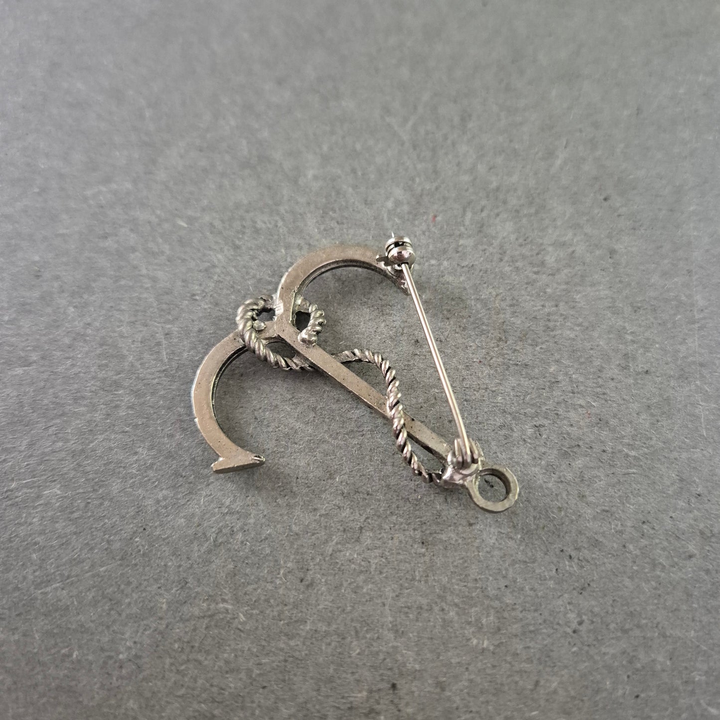 Vintage-Brosche in Ankerform – Maritimer Stil in Antiksilber-Optik