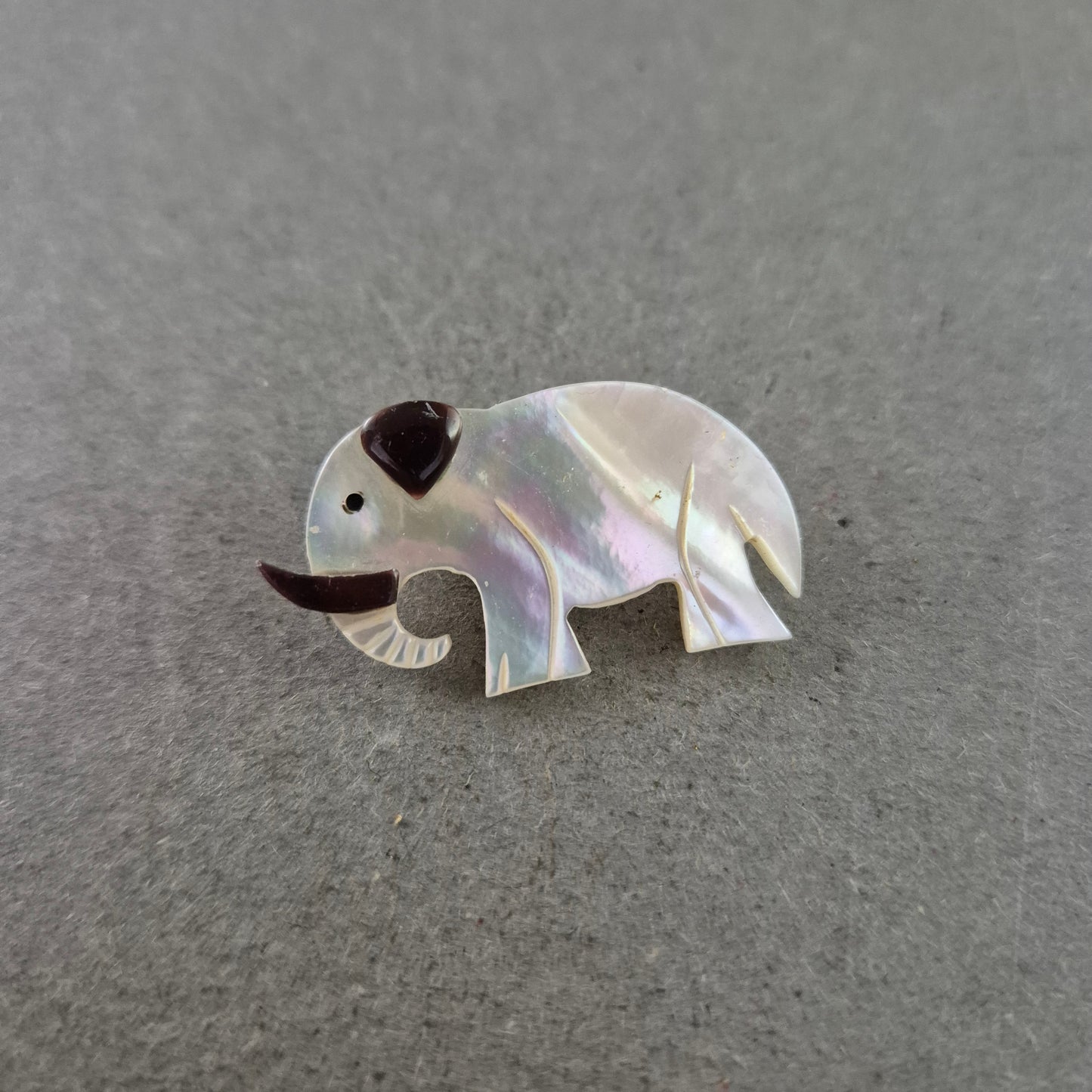 Elegante Elefanten-Brosche aus Perlmutt – Handgefertigter Vintage-Charme