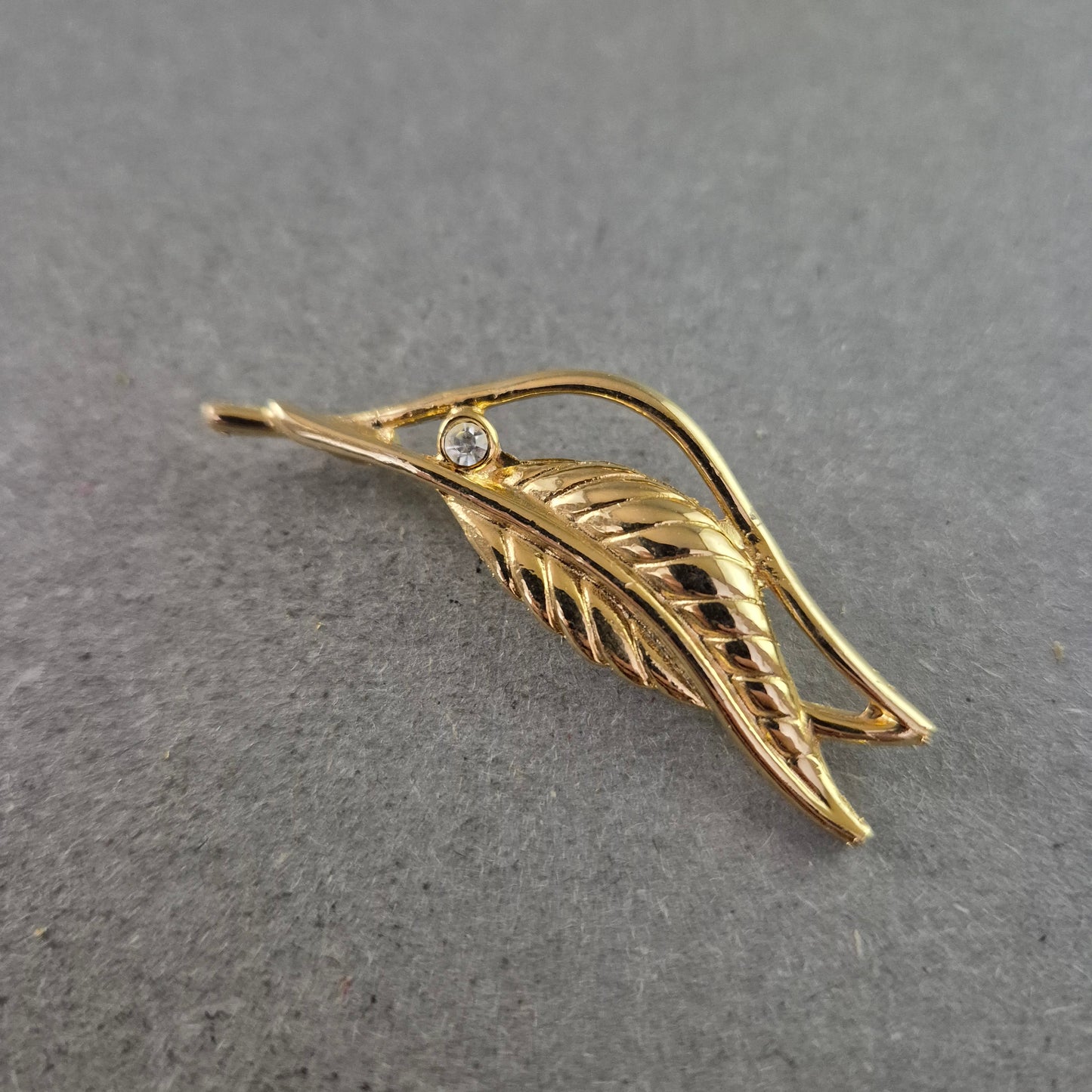 Elegante Blatt-Brosche in Goldoptik mit funkelndem Zirkonia