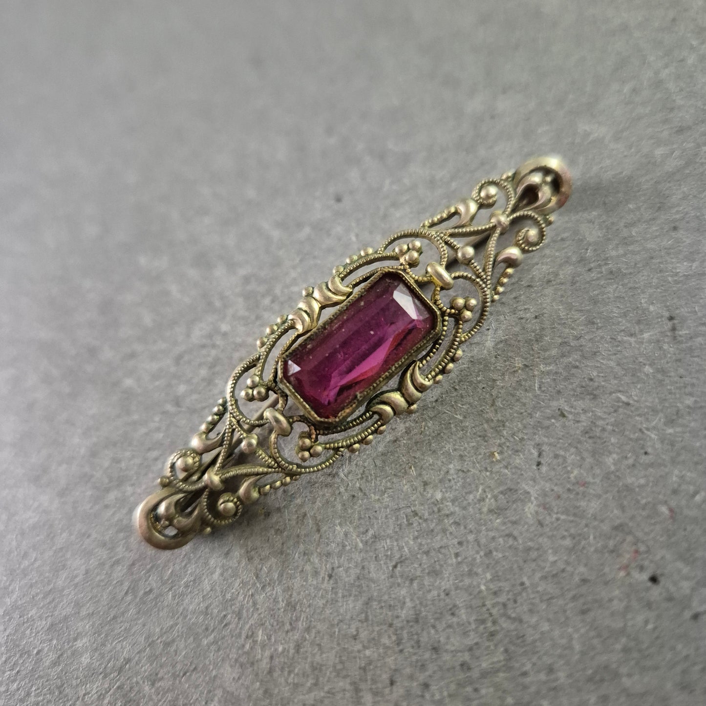 Filigrane Jugendstil-Brosche mit violettem Glasstein im Antik-Look