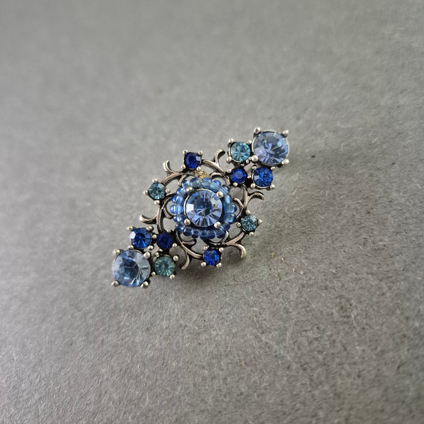 Vintage-Brosche in Silberoptik mit blauen Strasssteinen im Barockstil