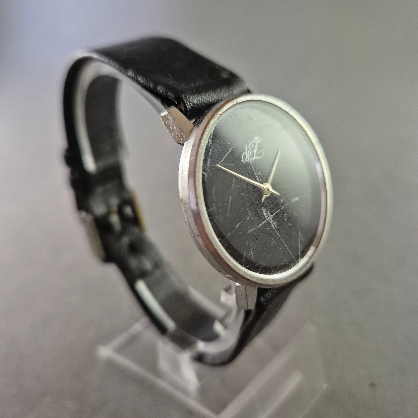 Klassische ZentRa Damenarmbanduhr – Schlichtes Design in Schwarz & Silber