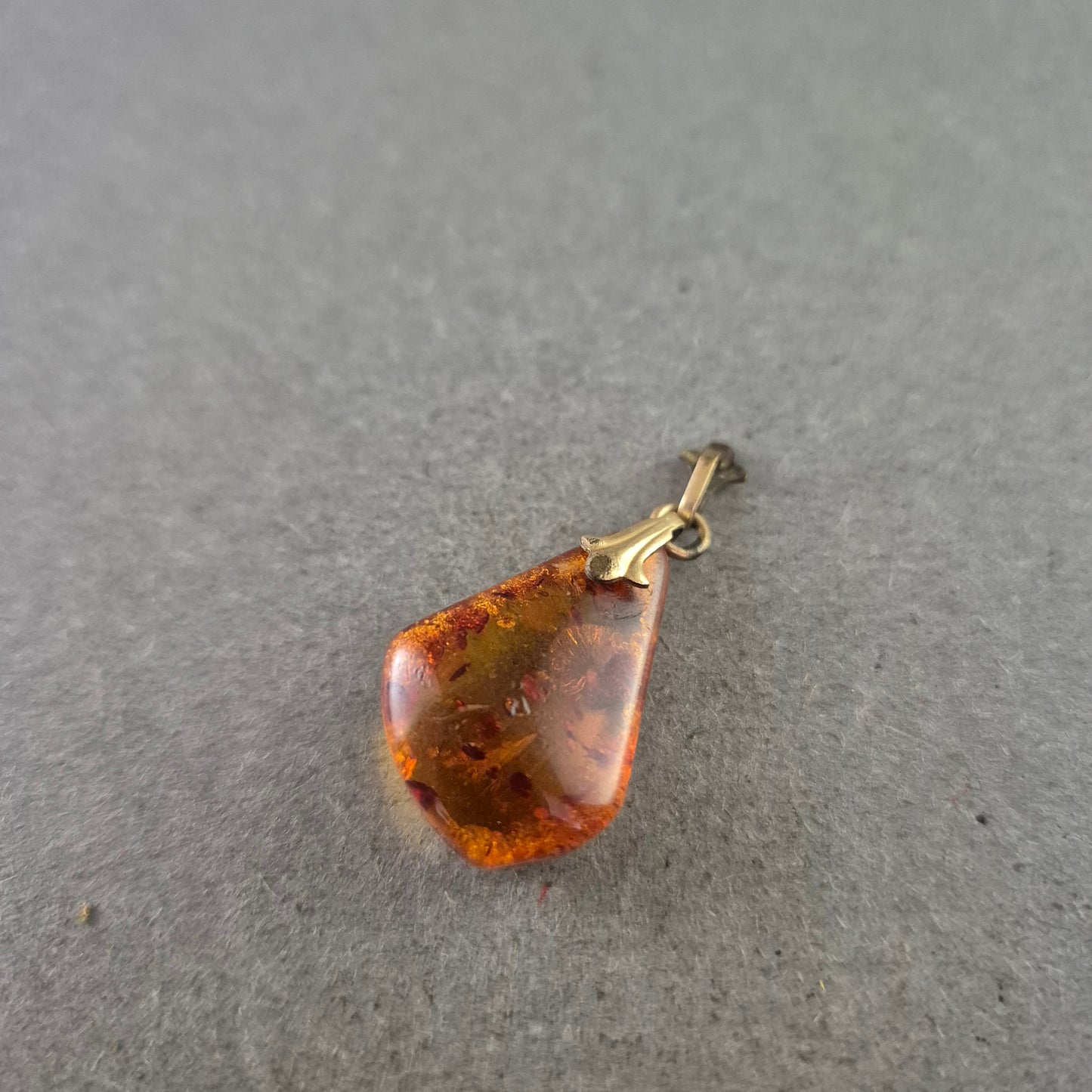 Tropfenförmiger Bernstein-Anhänger – Warme Naturtöne im Vintage-Stil