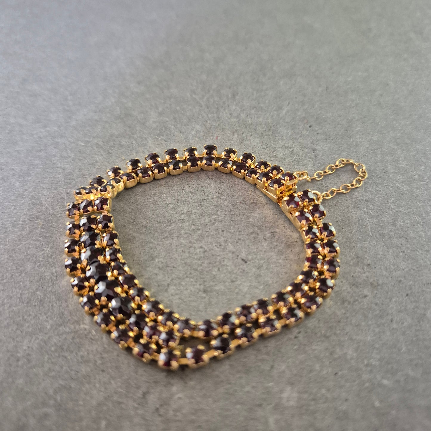 Vintage Strassarmband mit dunkelroten Steinen – Glamour im Retro-Stil