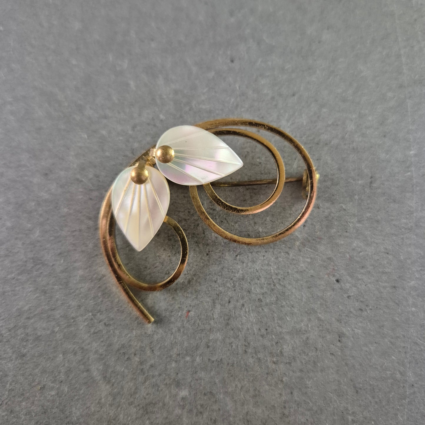 Elegante Vintage-Brosche mit Perlmuttblättern – Florales Design