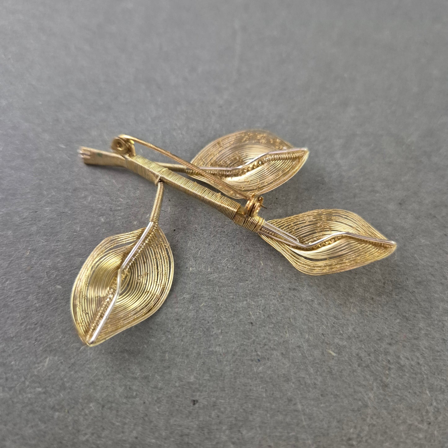 Filigrane Vintage-Brosche mit Blattmotiv – Handgewickelter Look