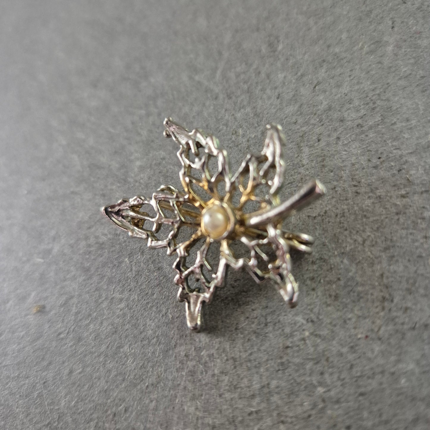 Vintage Brosche Ahornblatt mit Perle – Filigranes Design in Silberoptik